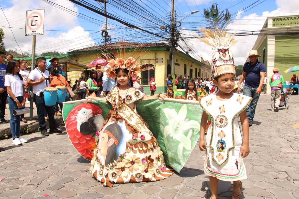 El desfile, que se llevó a cabo en un ambiente de alegría, destacó la identidad nacional de Honduras a través de la participación de los estudiantes más pequeños del sistema educativo nacional.