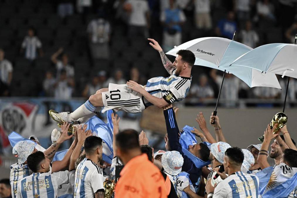 Lionel Messi fue manteado por sus compañeros en la celebración del título mundial en el estadio Monumental.