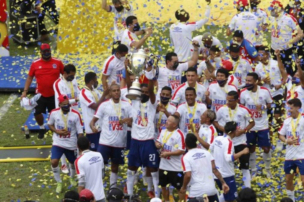 Jerry Bengtson alzando la Copa de campeón.