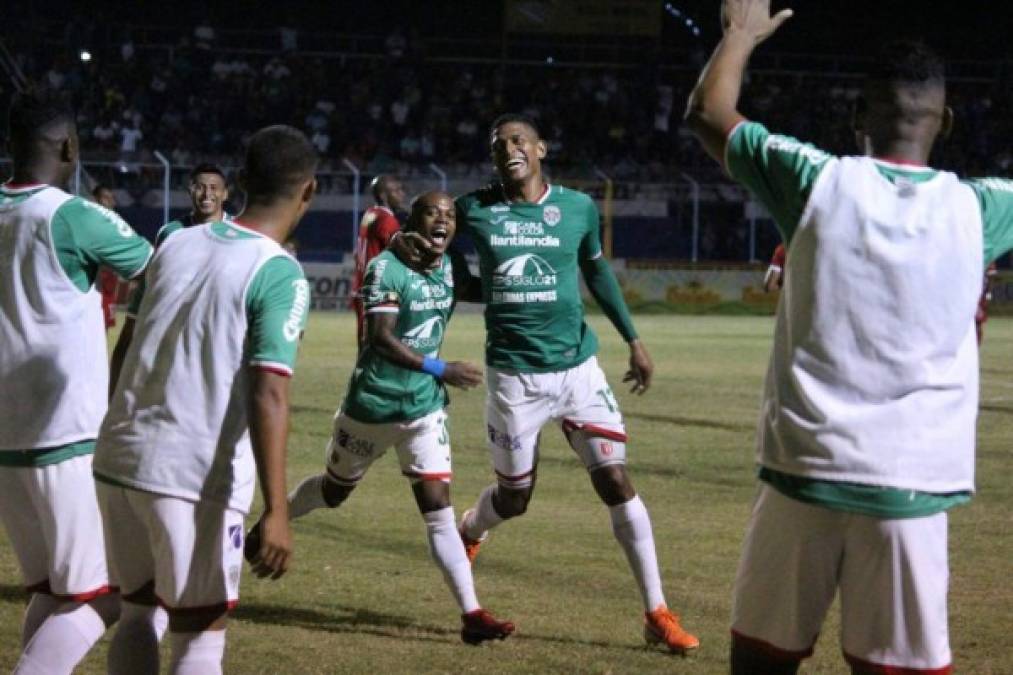 Carlo Costly cerró la goleada del Marathón tras una asistencia de Edwin Solani y los dos festejaron.