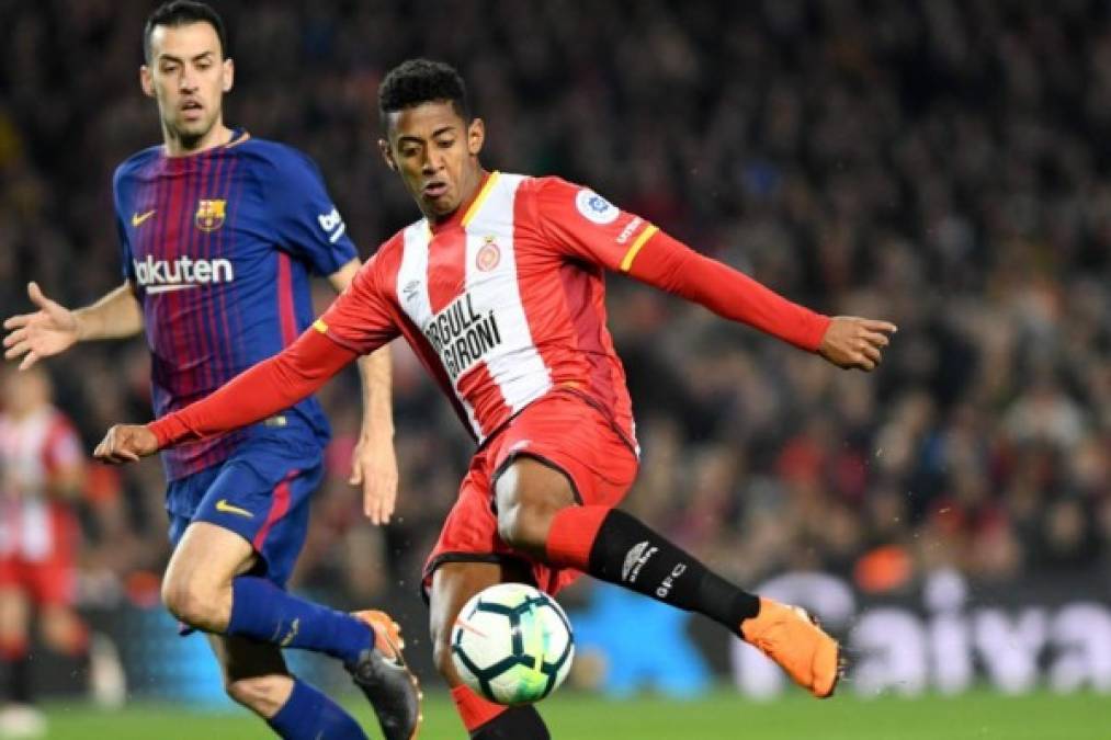 'Choco' Lozano dispara de zurda a la portería del Barcelona ante la mirada de Sergio Busquets, pero el balón salió elevado.