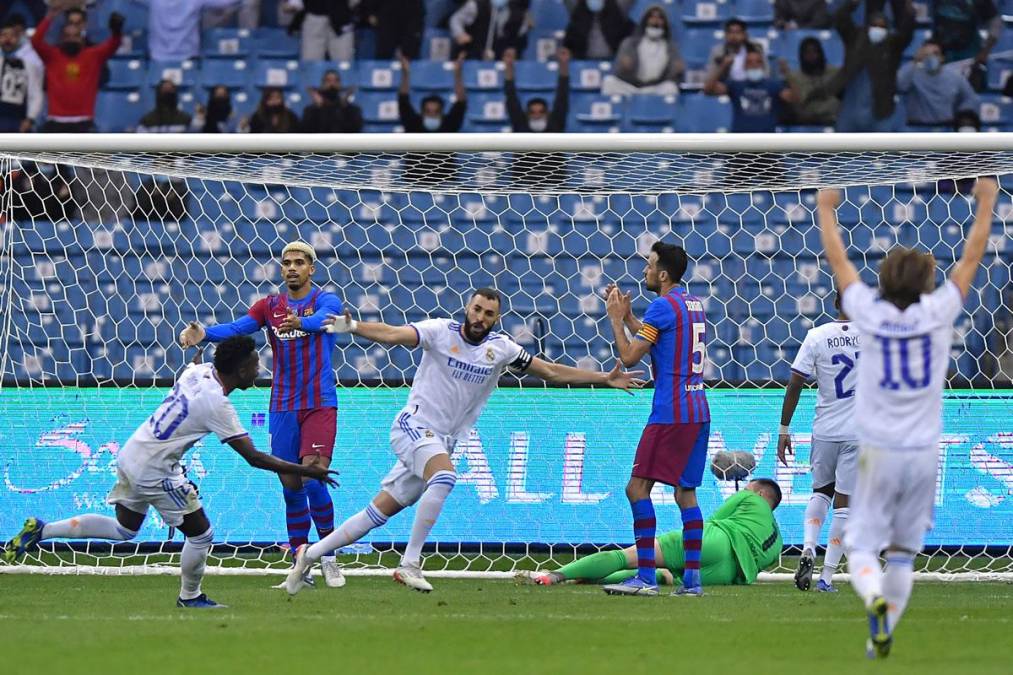 Karim Benzema corriendo a celebrar su gol, el segundo del Real Madrid ante el Barcelona.
