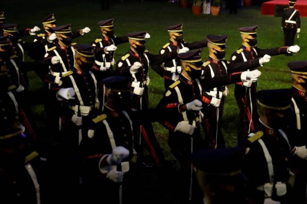 El Salvador se encuentra bajo la mirada del mundo por la decisión de la Asamblea Legislativa de destituir a cinco magistrados de la Sala de lo Constitucional de la Corte Suprema y de fiscal general, una acción considerada como un golpe al sistema de separación de poderes y duramente criticada por la comunidad internacional, especialmente Estados Unidos.