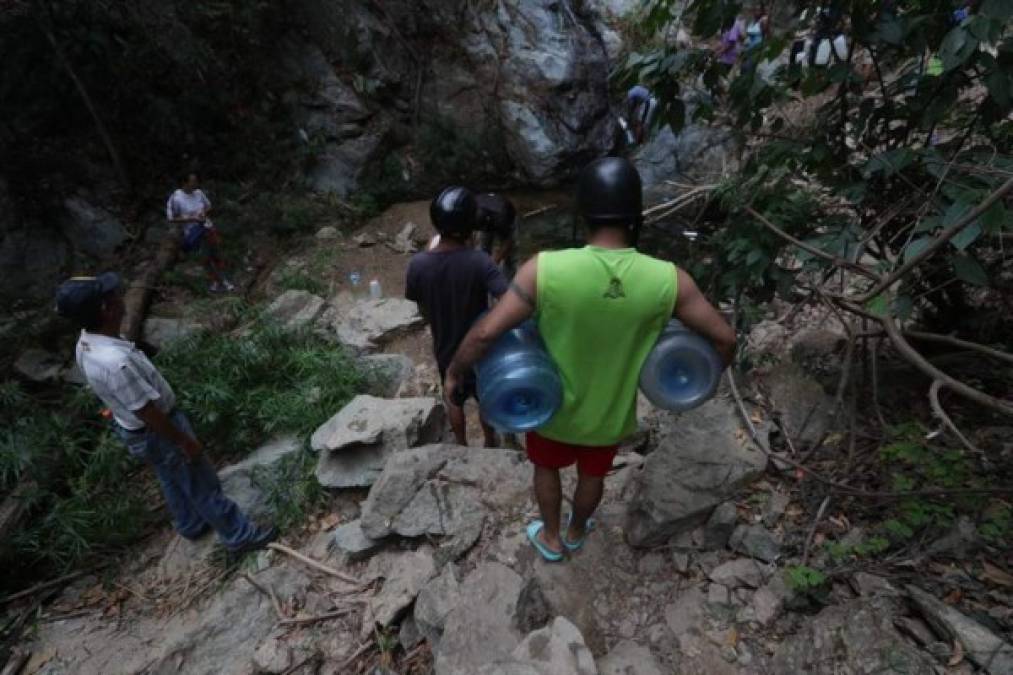 El apagón también provocó escasez de agua. Muchas casas tienen tanques porque siempre hay racionamiento en Venezuela, pero las bombas no funcionan sin energía. En Caracas, muchos hacen cola en tomas de agua al pie del cerro Ávila.