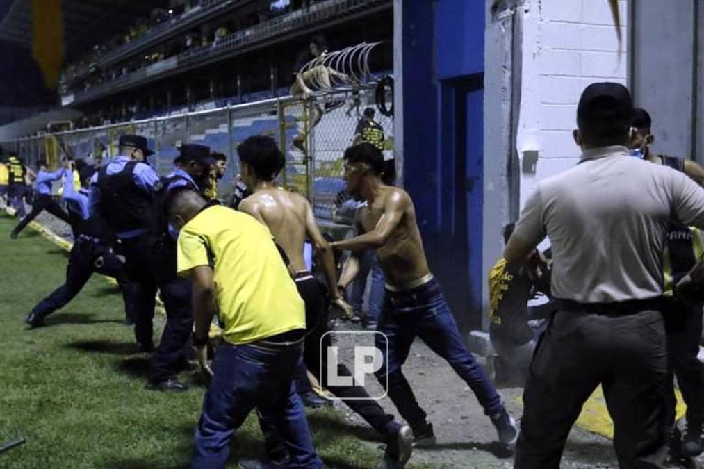 Los miembros de seguridad tuvieron que usar la fuerza para detener a los violentos aficionados.