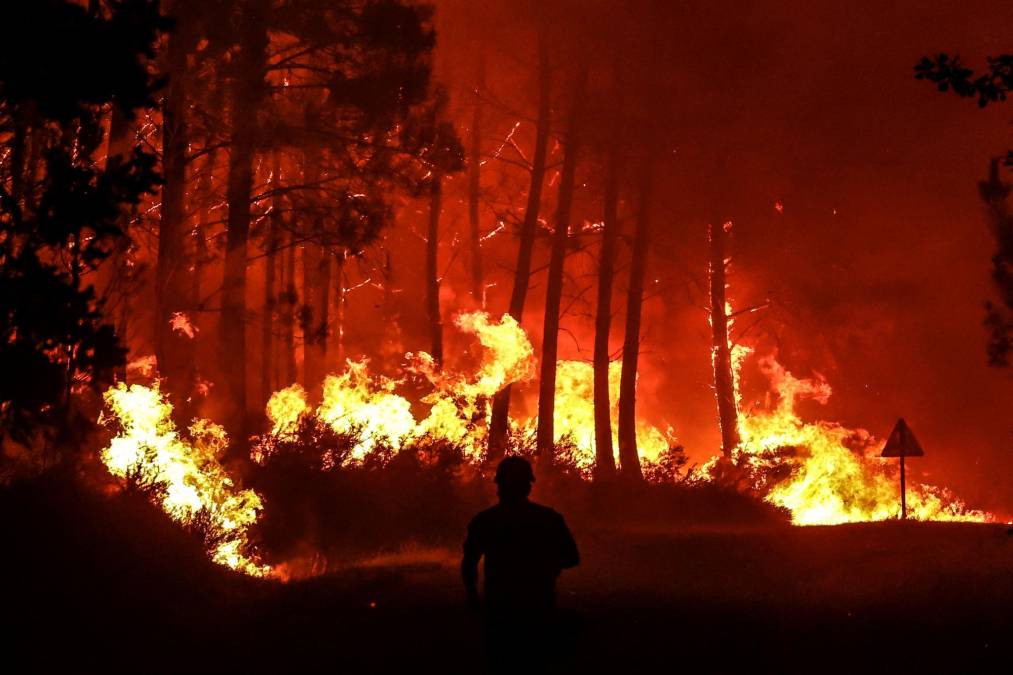 Los últimos datos del Servicio de Vigilancia de la Atmósfera de Copernicus (CAMS) señalan que Europa experimenta condiciones extremas y prolongadas de calor y sequedad y un aumento de emisiones de incendios forestales en el oeste de Francia y la península Ibérica.