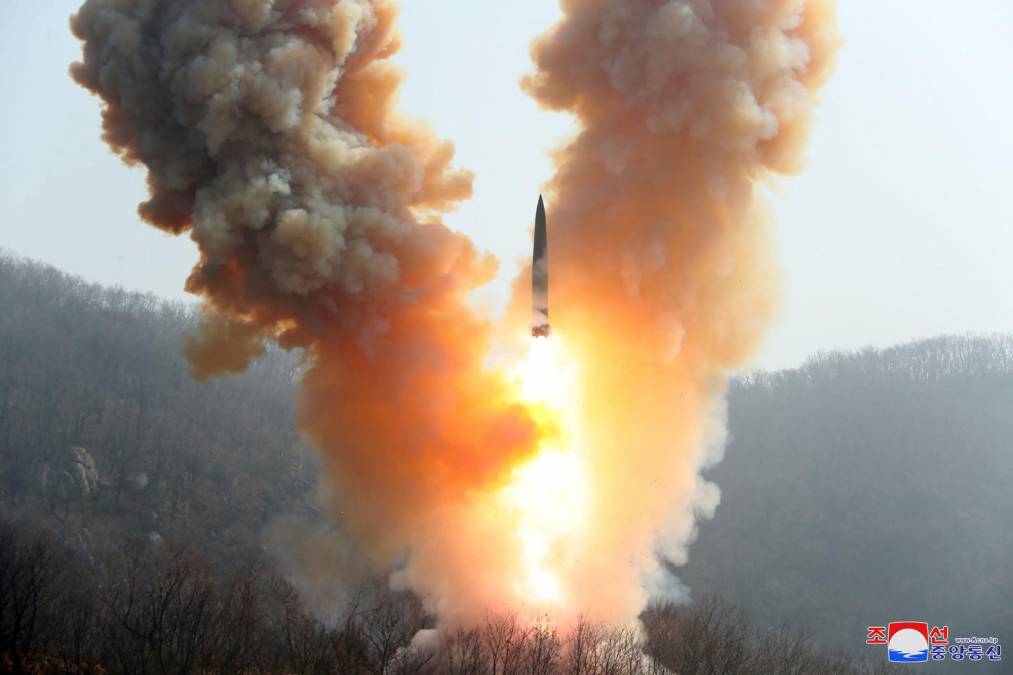 El misil, cuyo lanzamiento detectó y notificó ayer el ejército surcoreano, fue lanzado desde Pyongan del Norte, cerca del centro de lanzamientos espaciales de Sohae (noroeste del país), y “explotó con precisión a 800 metros de altura” coincidiendo con un objetivo simulado establecido sobre las aguas del mar Amarillo.