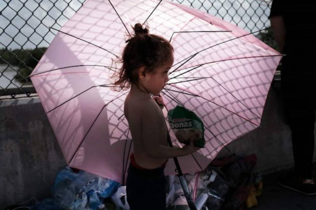 Esta niña hondureña lleva varios días acampando en el cruce fronterizo junto a su madre, en espera de entregar su solicitud de asilo a las autoridades estadounidenses.