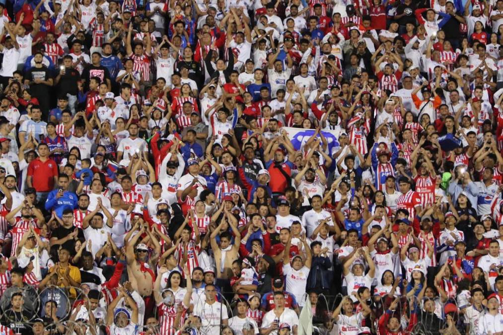 La celebración de los aficionados del Olimpia por la clasificación a la final del Torneo Apertura 2023.