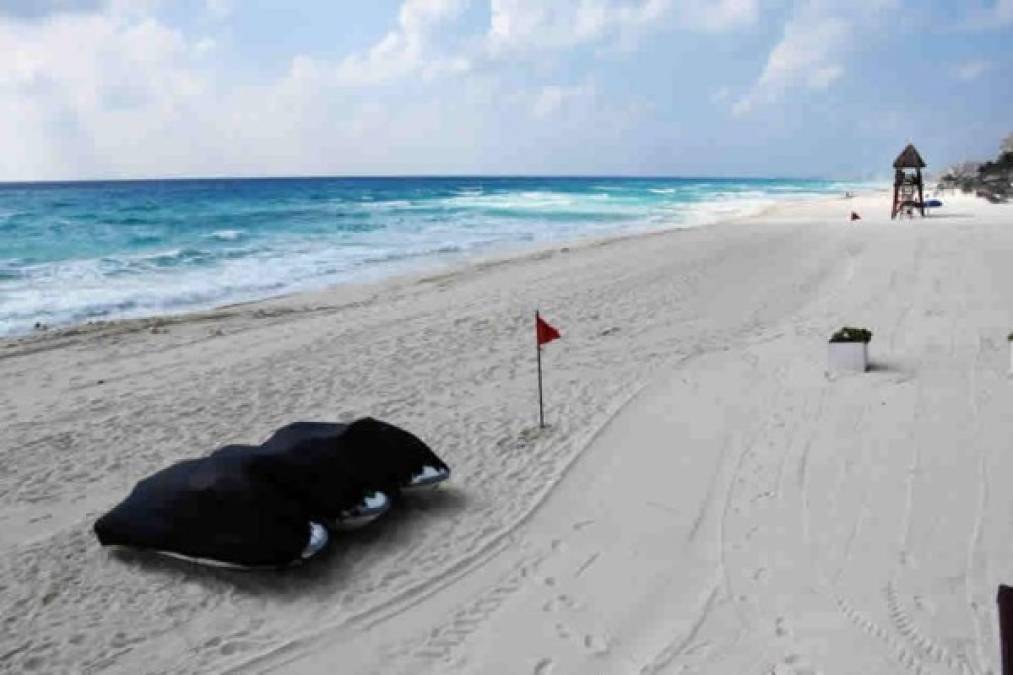 Las motos acuáticas permanecen cubiertas con una lona en un centro turístico vacío en Cancún, estado de Quintana Roo, México, el 28 de marzo de 2020.