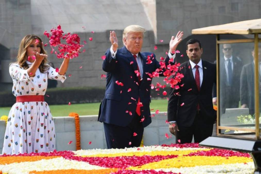 El vestido primaveral tenía bordadas flores de loto en rosa, naranja y azul, un guiño a la flor nacional de la India.