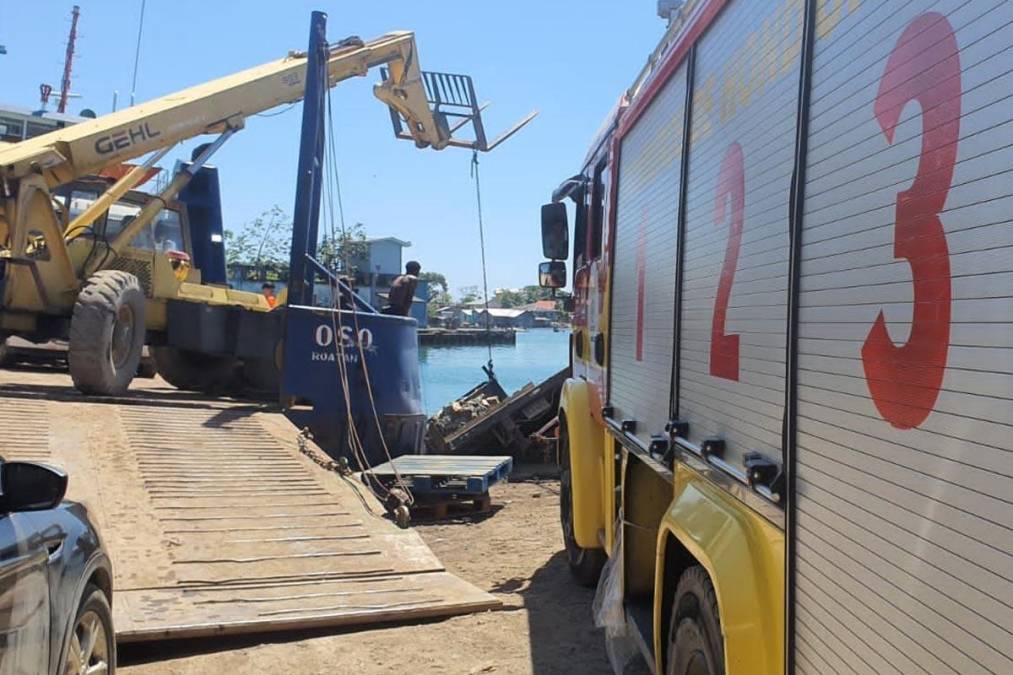 Camión cae al mar en Roatán y conductor queda atrapado