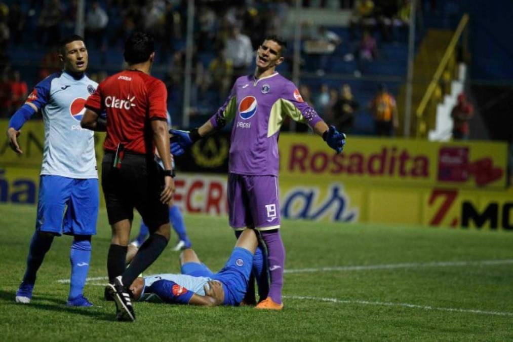 Jonathan Rougier y Héctor Castellanos reclaman al árbitro Said Martínez tras el segundo gol del Real España.