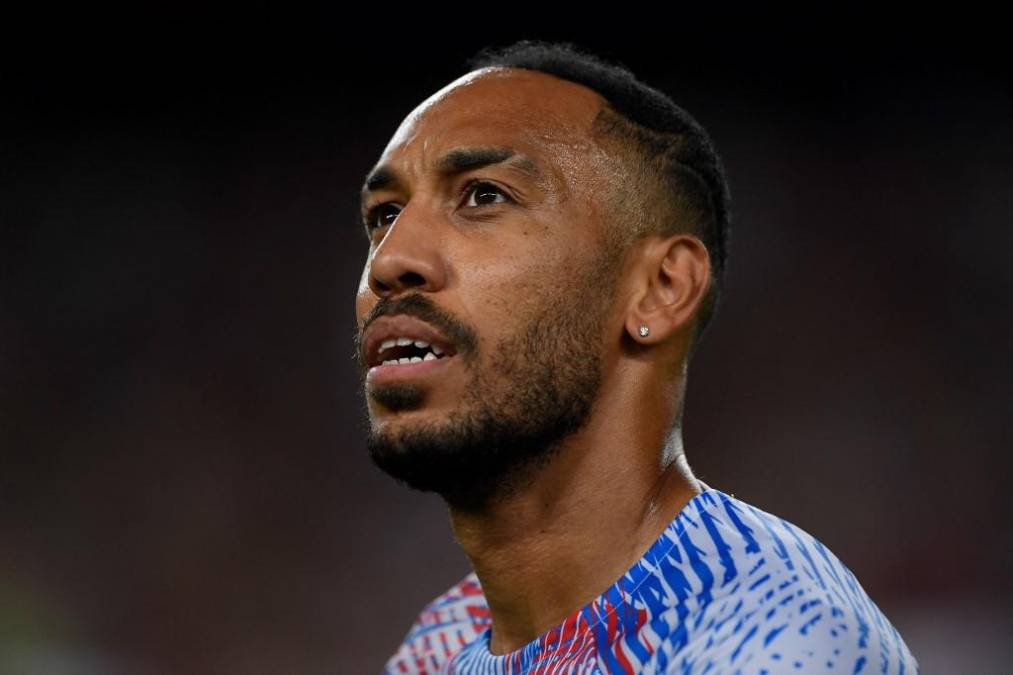 Pierre-Emerick Aubameyang: Está pendiente de resolver su futuro en estos últimos días de mercado de fichajes, con el Chelsea como el destino más probable del gabonés. El delantero participó este jueves en el entrenamiento de recuperación en la Ciutat Esportiva Joan Gamper tras el amistoso contra el Manchester City y después se desplazó hasta el Aeropuerto Barcelona-El Prat para tomar un vuelo hasta París y solventar un asunto personal.