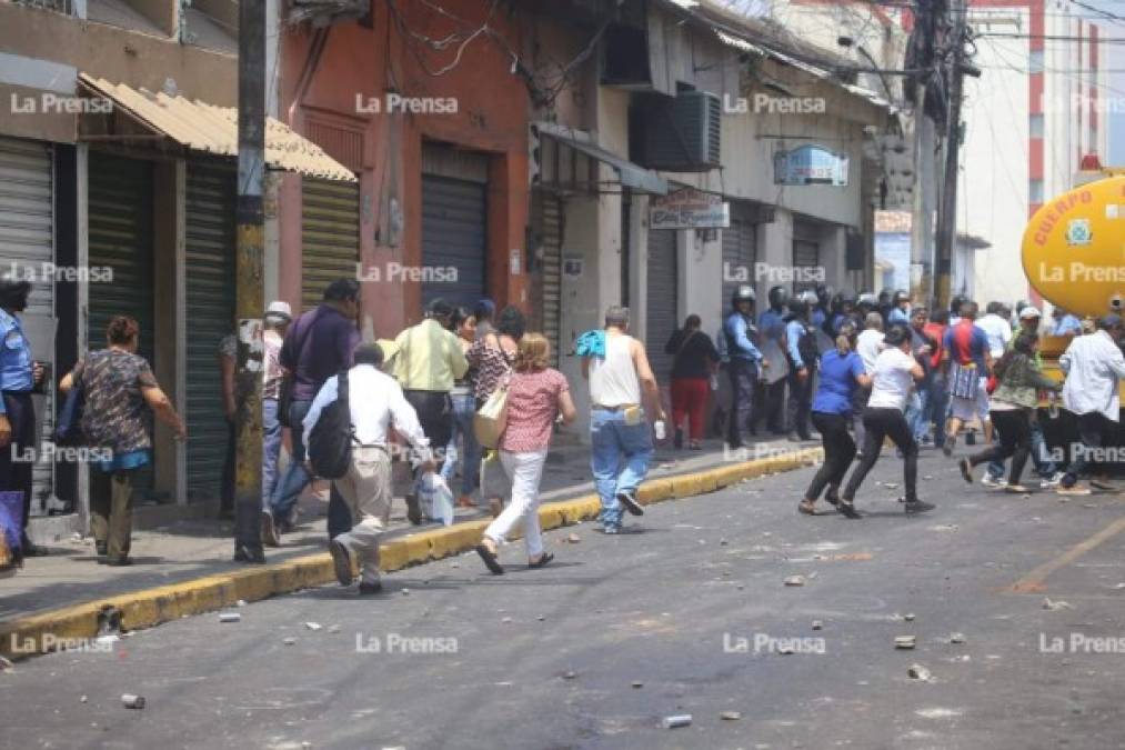 Según transmisiones de medios locales y redes sociales, miles de personas marcharon y bloquearon carreteras en las ciudades de San Pedro Sula, La Ceiba(norte), Comayagua, La Paz (centro) y Choluteca, sur.<br/>