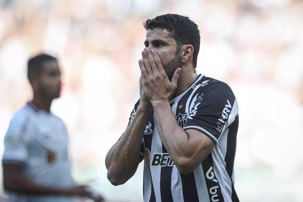 El delantero hispano-brasileño, Diego Costa, ha rescindido su contrato con el Atlético Mineiro, tal y como ha informado el periodista italiano Fabrizio Romano, especializado en los mercados de fichajes. En estos días, varios medios de comunicación le situaron en la órbita del Eibar.