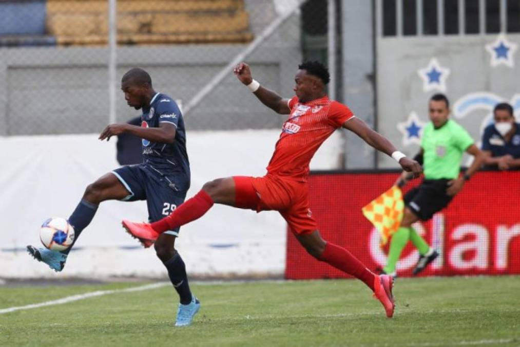 Carlos 'Muma' Fernández sigue demostrando su buen fútbol en el Motagua y en esta acción ganó la línea de fondo para mandar el centro al área.