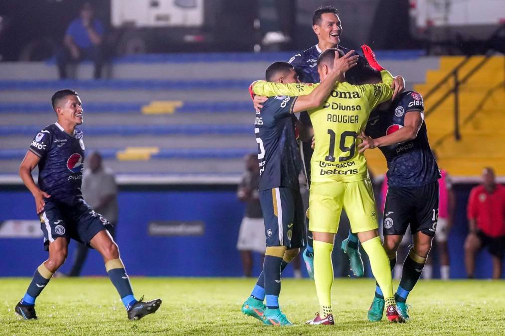 Los jugadores del Motagua se abalanzaron sobre Jonathan Rougier para celebrar la clasificación a semifinales de la Liga Concacaf.