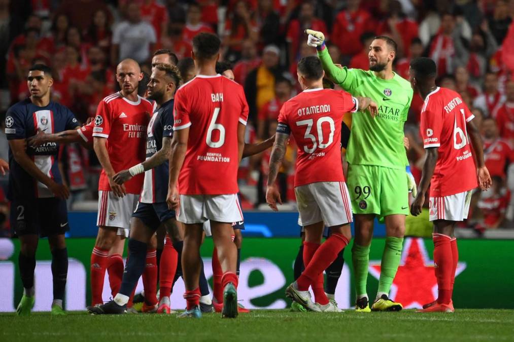 Al final del partido se armó una bronca entre un jugador del Benfica y el portero italiano Gianluigi Donnarumma.