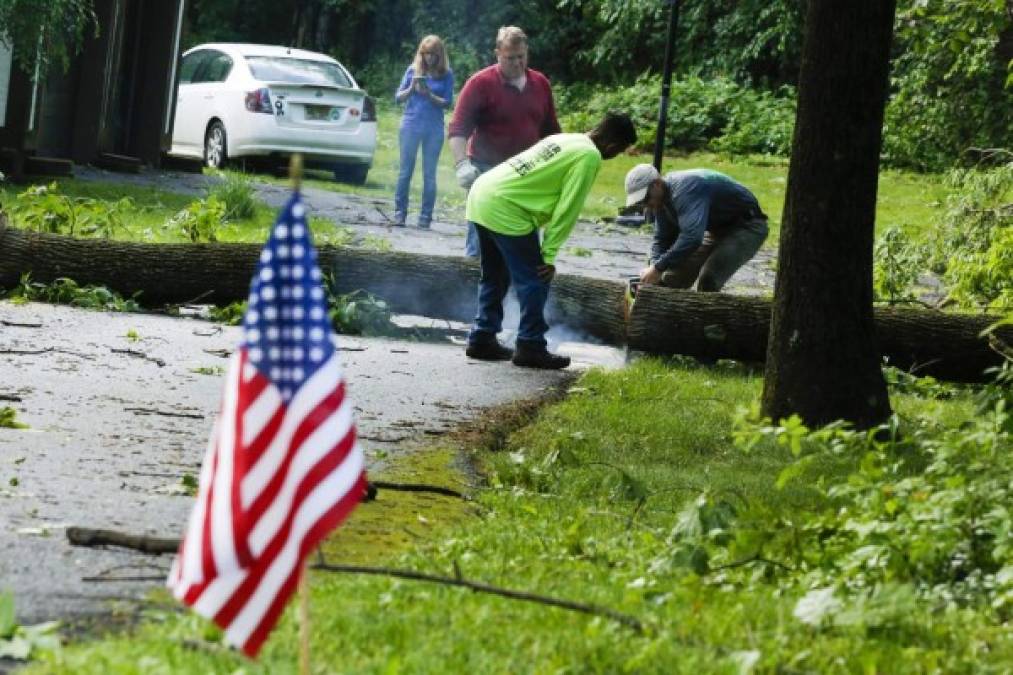 En New Jersey los mayores daños por el tornado se registraron en la escuela Lenape Valley Regional High School, que se encuentra cerrada tras el paso de la tormenta que arrancó árboles y daño el techo de la secundaria.