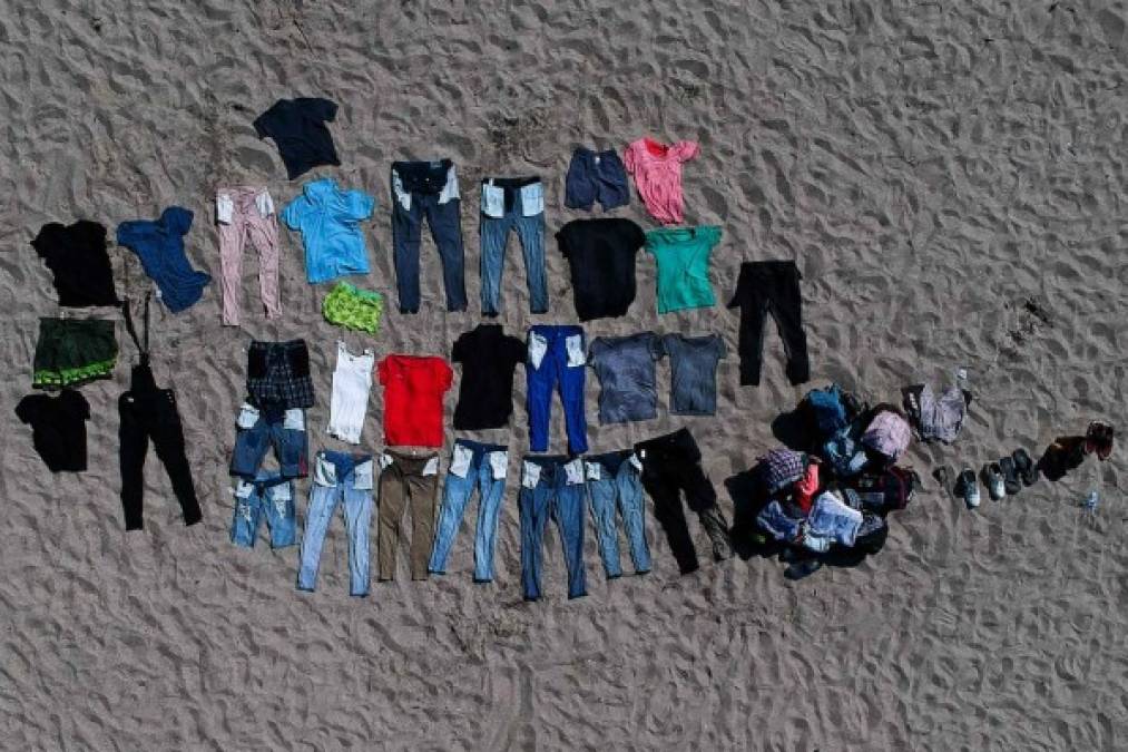 El migrante descansaba junto a sus compañeros en el puente fronterizo, donde había tranquilidad y paso regular tras el altercado ocurrido el sábado, cuando la Guardia Nacional mexicana restringió el acceso y roció gas lacrimógeno a decenas de centroamericanos que intentaron entrar en territorio mexicano a empujones.