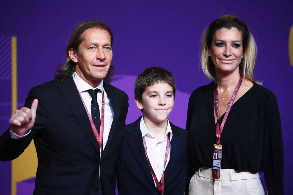 El exfutbolista español Michel Salgado (L), su esposa Malula y su hijo Miguel.