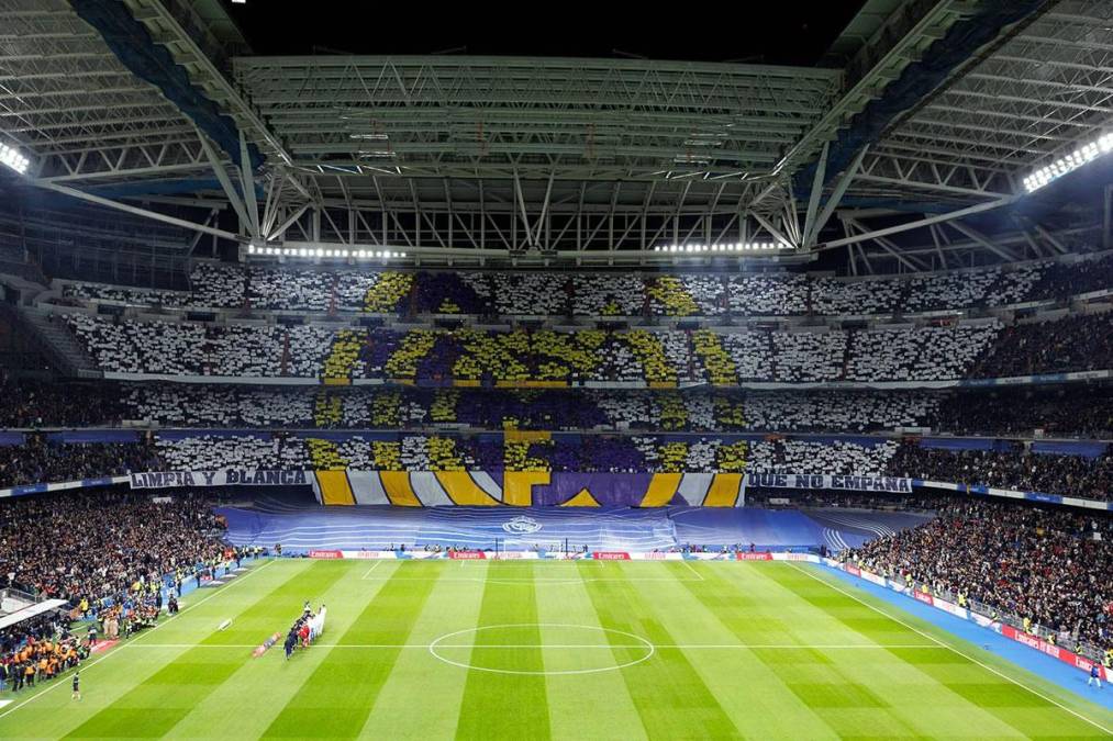 Enorme mosaico del escudo del Real Madrid que la afición merengue presentó previo al inicio del partido.