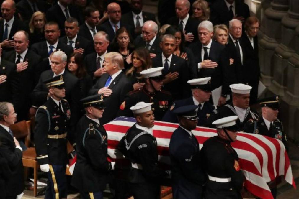 El féretro de Bush ingresó hacia el altar frente a la mirada de todos los asistentes, entre estos el presidente Trump, los Obama, los Clinton, y el expresidente Jimmy Carter.