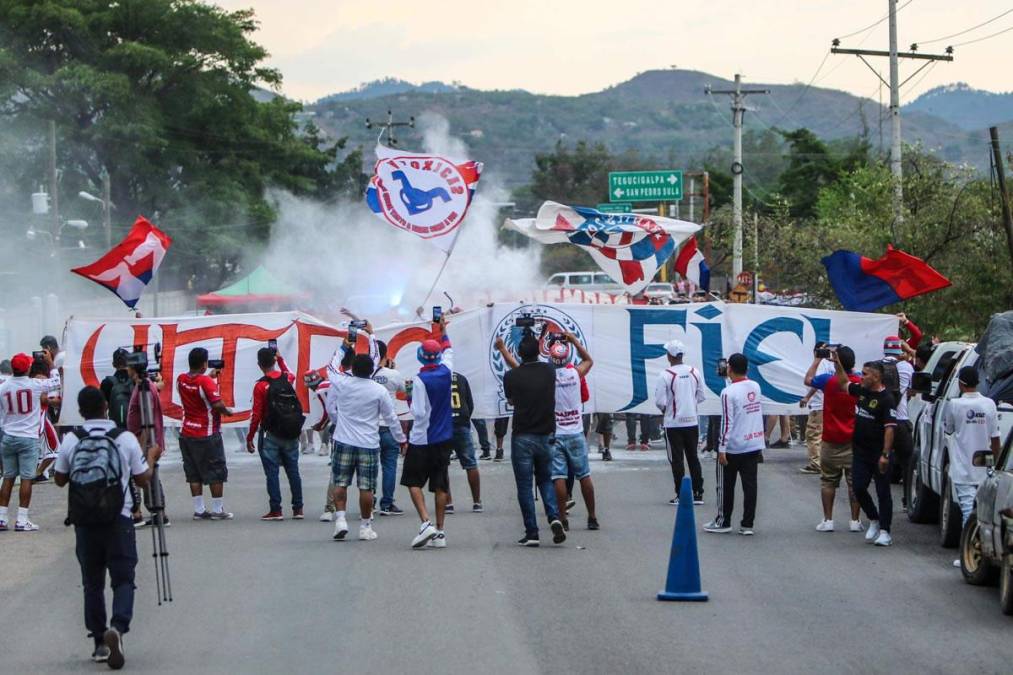 Nadie se quiso perder la gran fiesta por el León. El banderazo mostró su colorido.