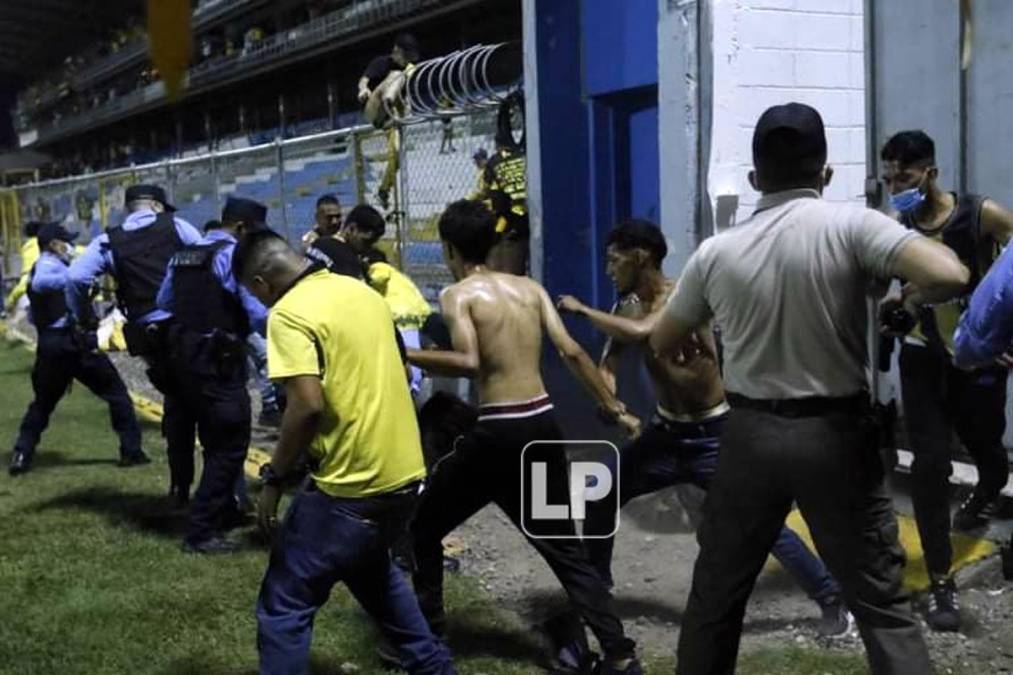 Varios aficionados se quitaron las camisetas durante la pelea.