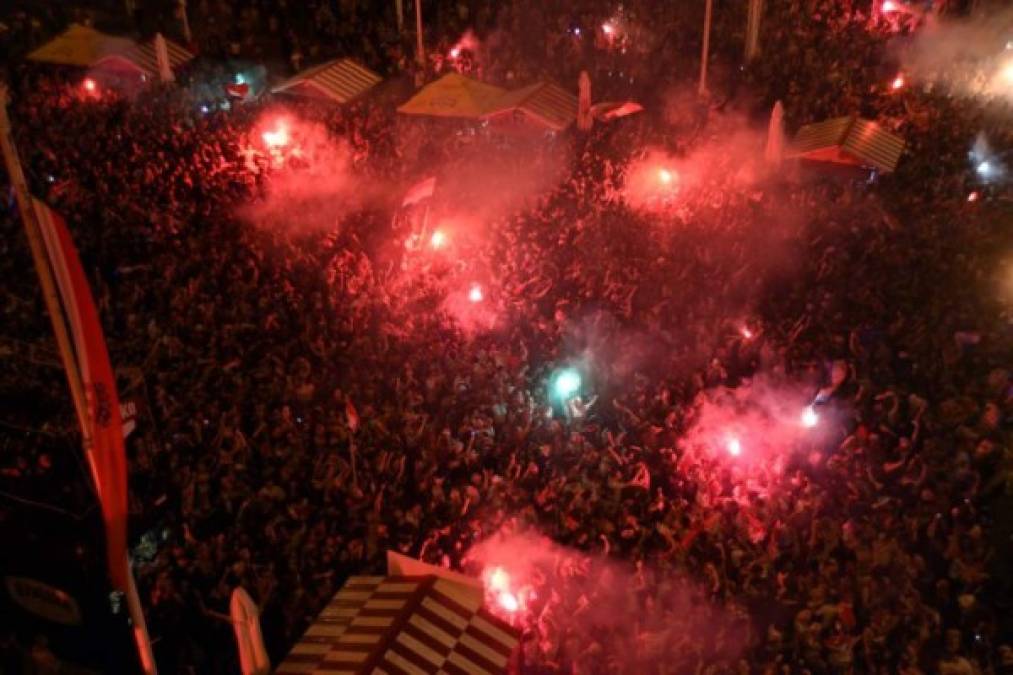 Miles de aficionados de Croacia festejaron ayer a lo grande en la plaza principal de Zagreb, la clasificación de su selección a la final de la Copa del Mundo.
