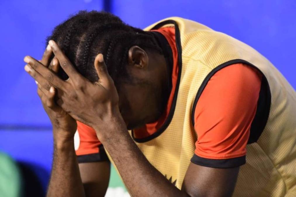 Un jugador de Trinidadi y Tobago se lamenta en el banco de suplentes tras un gol de Honduras.
