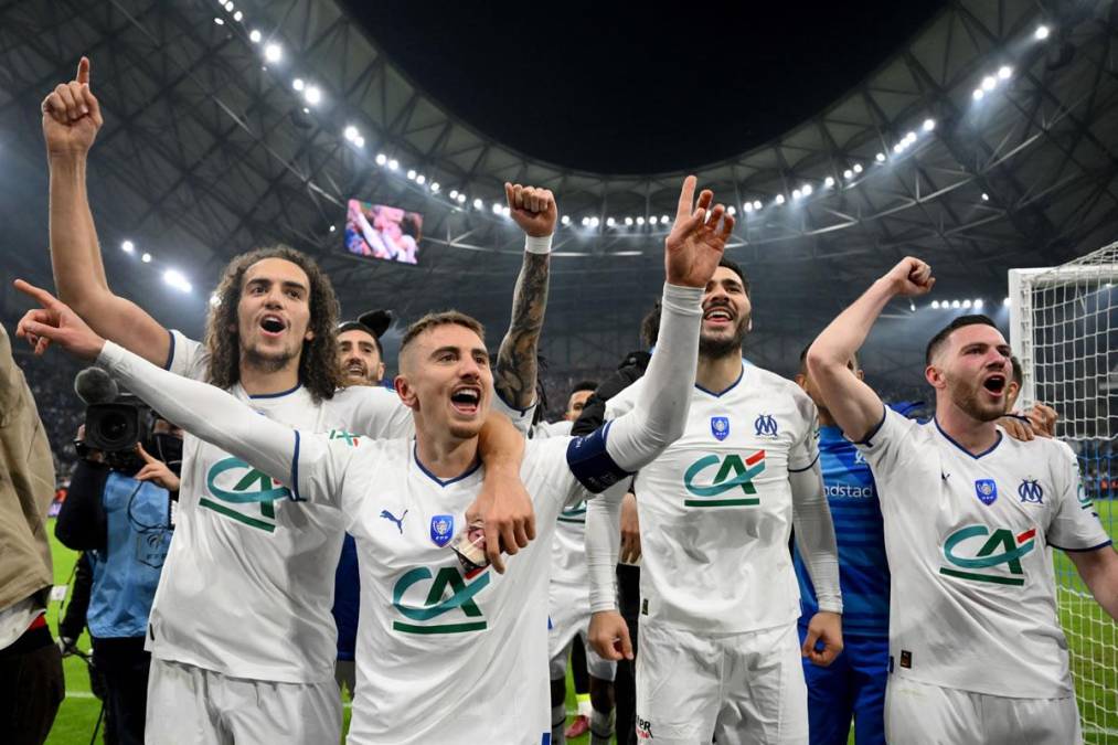 La celebración de los jugadores del Olympique de Marsella tras clasificar a cuartos de final de la Copa de Francia y eliminar al PSG.
