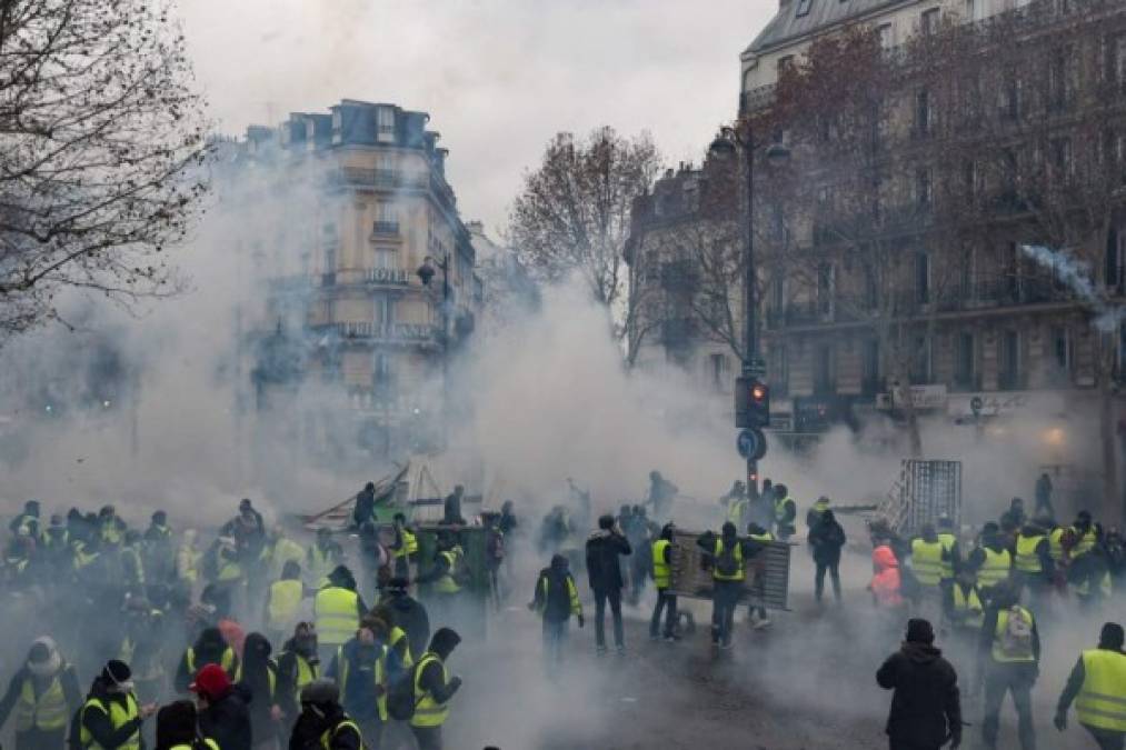 Cerca de 75.000 personas salieron a las calles, por tercer sábado consecutivo, para expresar su cólera, sobre todo contra el proyecto del gobierno reformista de Emmanuel Macron de aumentar los impuestos al combustible, como parte de la política de transición ecológica.