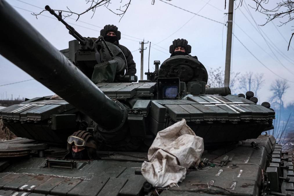 Por ello se habían desarrollado pensando ante todo en la posibilidad de, estando en movimiento, destruir tanques enemigos. Además de un cañón principal el Leopard 2 dispone de dos ametralladoras y un lanzador de granadas de humo.