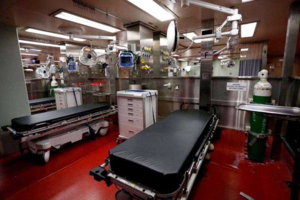 El buque hospital cuenta con 1,000 camas y una tripulación de 1,200 personas entre médicos, enfermeras, técnicos y marineros.