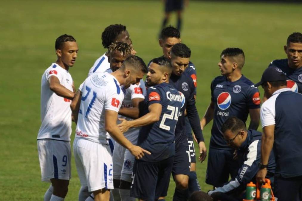 Tras la acción, se armó la bronca de los jugadores del Motagua contra Esteban Espíndola por la falta a Rubilio Castillo.