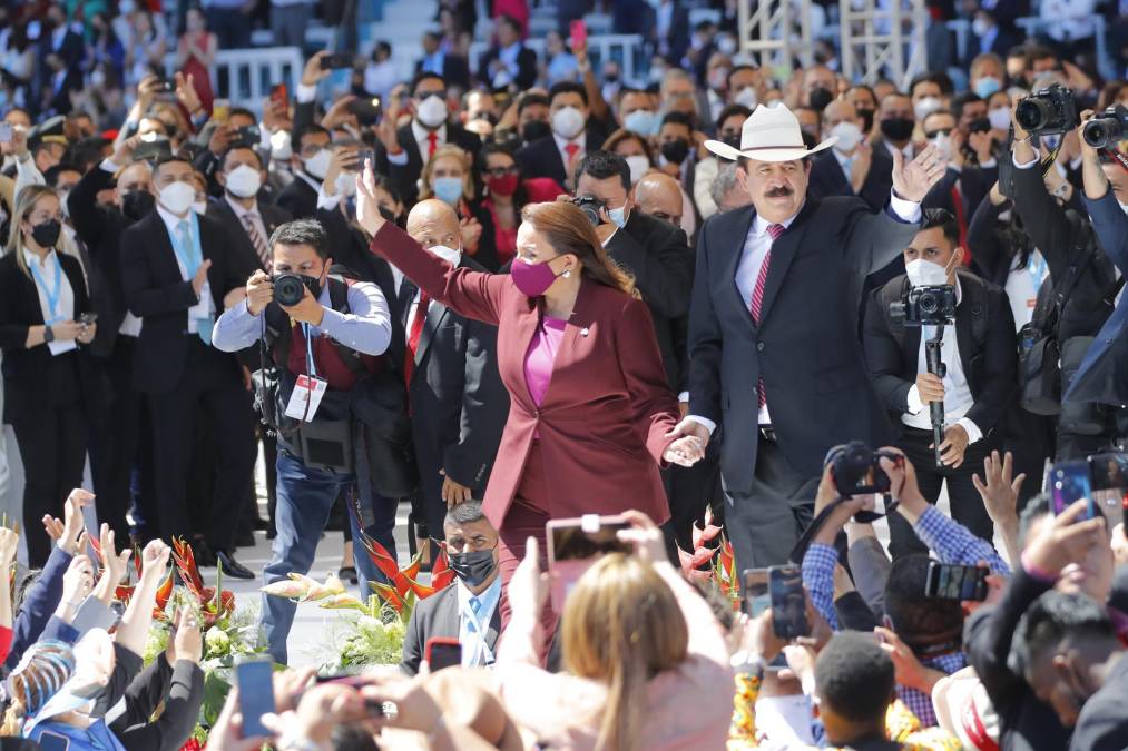 Castro, quien el 28 de noviembre pasado ganó las elecciones de Honduras con 1,7 millones de votos, no solo se convirtió en la primera mujer en llegar a ser presidenta en Honduras, sino también la que más papeletas ha obtenido en las urnas, en las 11 elecciones generales consecutivas celebradas desde 1981.