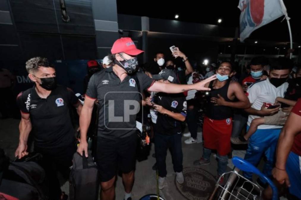 Gustavo Reggi, asistente técnico de Pedro Troglio en el Olimpia, saludando a los aficionados.