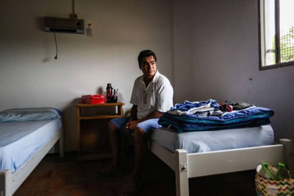 Un hombre beneficiado permanece en su cama al interior de una de las habitaciones dentro del estadio Centenario.