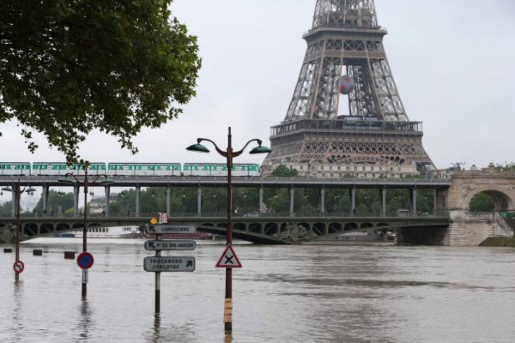 Se instó a los parisinos para evitar las orillas del río , que se espera que alcance un máximo de seis metros, unos 19 pies. AFP