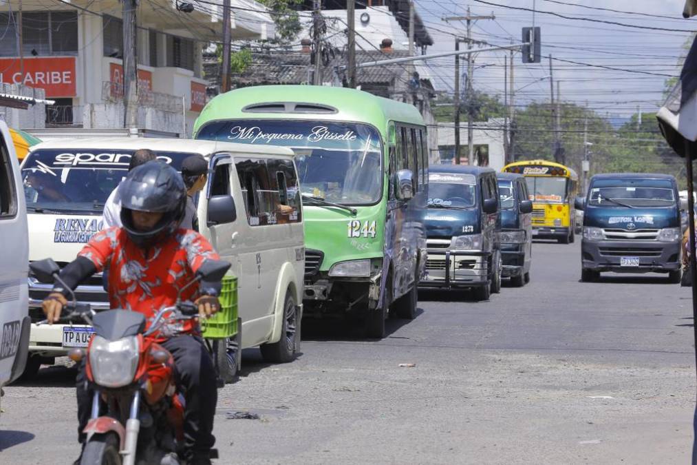 Pagar la tarifa al dueño del bus y poder obtener ganancia entre el conductor y el ayudante es la meta diaria.