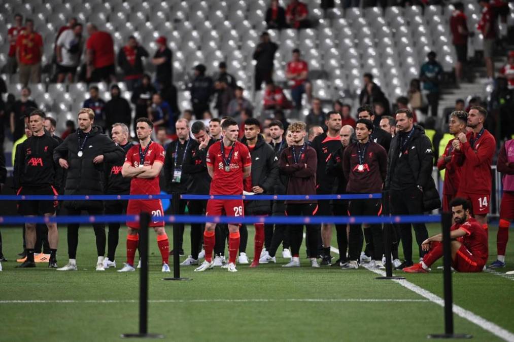 La plantilla del Liverpool se comportó a la altura al recibir la medalla de subcampeón y darle todo el mérito al Real Madrid.