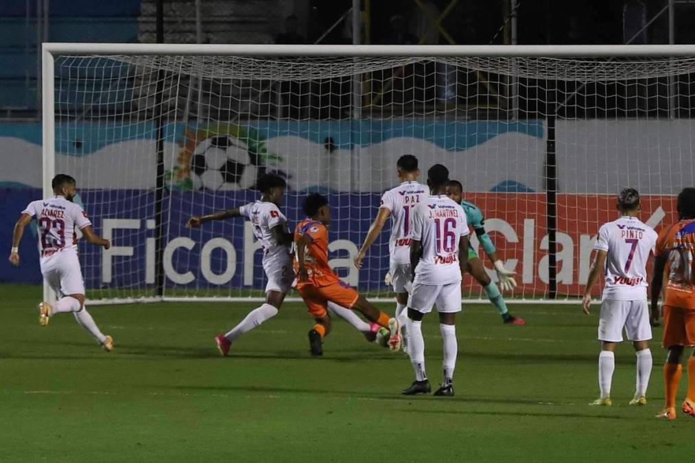 El joven de 17 años Justin Ponce se estrenó como goleador en la Liga Nacional de Honduras con la UPN marcando ante el Olimpia con este disparo de derecha.