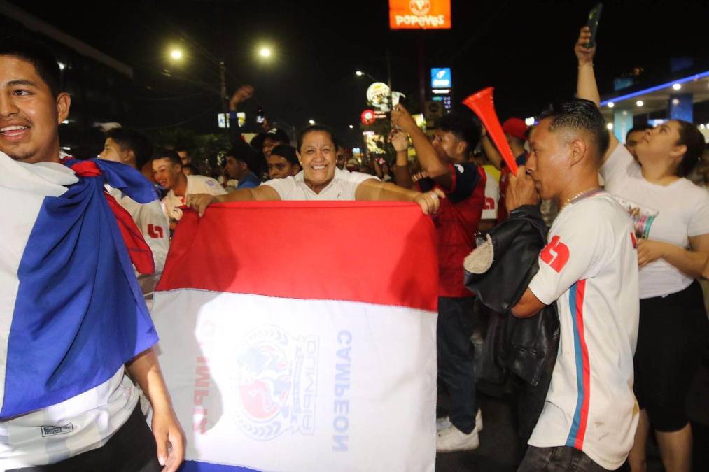 Muchos olimpistas salieron a las calles de Tegucigalpa para celebrar el bicampeonato del Olimpia.