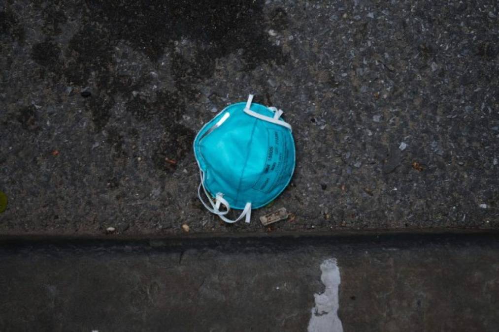 El uso de las mascarillas, el gel antiséptico y los guantes se han convertido en la imagen de la crisis del COVID-19 en el mundo. AFP