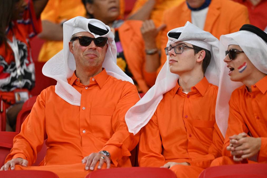 Otros aficionados combinaron la vestimenta representativa de Qatar con los colores de su equipo.