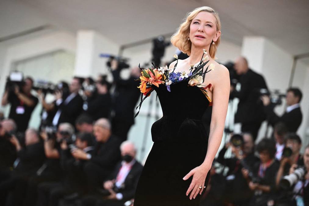 Una radiante Cate Blanchett fue este jueves la protagonista absoluta de la alfombra roja en el Festival de Venecia, en el que presentó el filme “Tar”, una historia ambientada en el mundo de la música clásica y con ecos del movimiento “Me Too”.