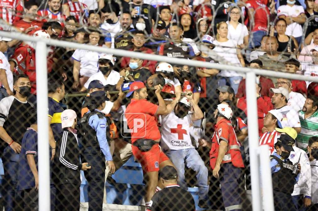 En las gradas del estadio Nacional Chelato Uclés se dio una emergencia con un aficionado que fue asistido por elementos de la Cruz Roja de Honduras. Otros hinchas también ayudaron.