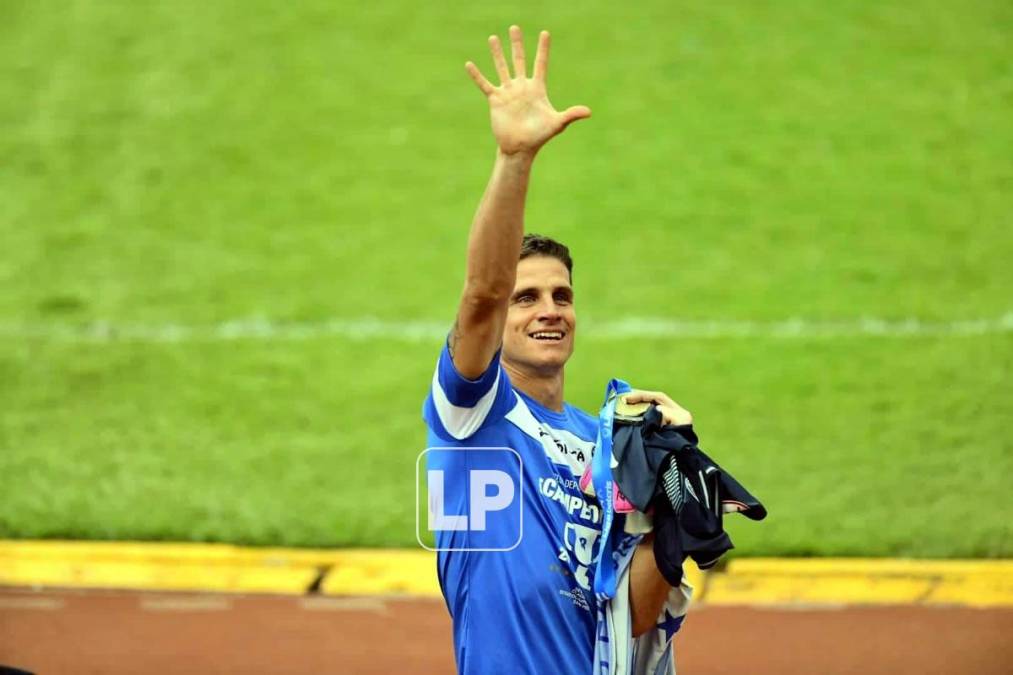 Jonathan Rougier saludando a su familia que estaba en las gradas. El portero argentino podría haber dicho adiós al Motagua.